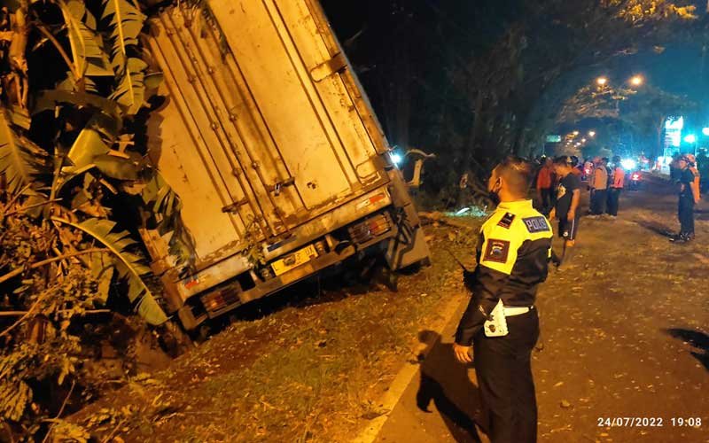 Truck Alami Rem Blong Hajar Mobil Hingga Terpelanting Di Jls Minggu Malam