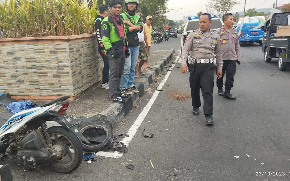 Apes Akibat Truk Terobos Lampu Merah Motor Remuk Pengendara Alami