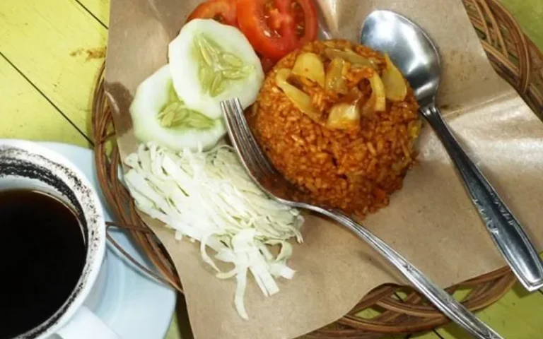 Ingin mencicipi makanan dan minuman yang berbeda dari biasanya? Cobalah Nasi Goreng Salak dan Kopi Biji Salak yang kini tengah viral di Salatiga. Laili Musyarofah, seorang warga Salatiga, Jawa Tengah, berhasil mengolah biji salak yang biasanya dibuang menjadi minuman serbuk yang nikmat dan aman bagi lambung, serta membuat Nasi Goreng Salak dengan campuran potongan buah salak yang segar.