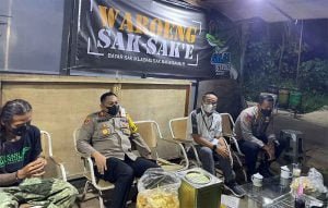 Kapolres-Salatiga-saat-mengunjunggi-Warung-Sak-Sak'e