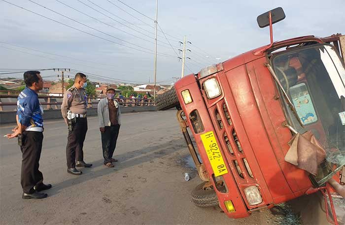 Kecelakaan Di Flyover Pelabuhan Tanjung Emas, Truk Muatan Besi ...