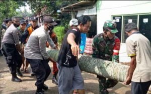 Babinsa-Pabelan-Bantu-Perbaiki-Rumah-Warga-Yang-Rusak-Di-Kauman-Lor