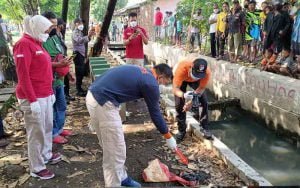 Penemuan-Jasad-Bayi-Terbungkus-Plastik-Di-Selokan-Lapangan-Sentiaki