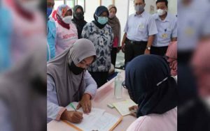 Kepala-DP3AKB-Kabupaten-Semarang-Romlah-(berbatik)-meninjau-layanan-program-KB-bagi-karyawan-PT-Ungaran-Sari-Garment-Congol-belum-lama-ini
