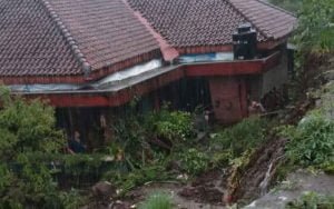 Pondasi-SDN-Batur-04-Ambles-Timpa-Rumah-Warga
