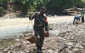 Serda-Beni-Bersama--Warga-Glompong-Bangun-Makadam-Jalan-Dengan-Material-Batu-Kali