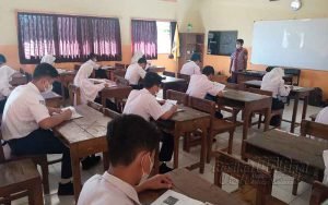 Siswa-SMP-Negeri-1-Jambu-melaksanakan-PAS-1-secara-tatap-muka-terbatas