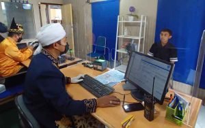 Warga-pemohon-SIM-saat-dilayani-petugas-dengan-pakaian-adat