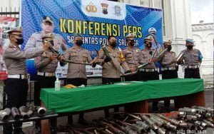 Kapolres-Salatiga-AKBP-Indra-Mardiana-memotong-knalpot-brong-untuk-dihancurkan