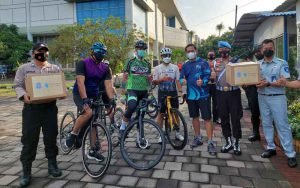 ganjar-gowes-bagi-bingkisan