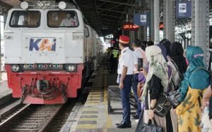 Aktifitas Penumpang di Stasiun Kereta Api Tawang Semarang.