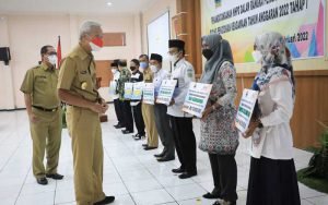 Ganjar-Beri-Bantuan-2201-Lembaga-Agama-Senilai-Rp107-M