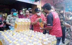 Bupati-Semarang-Ngesti-Nugraha-membagikan-minyak-goreng-kepada-warga-dalam-operasi-pasar-minyak-goreng-di-Pasar-Babadan