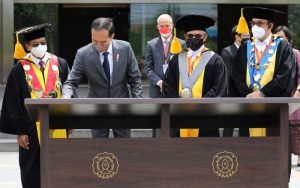 Dampingi-Jokowi-Resmikan-Tower-Ki-Hajar-Dewantara-UNS,-Ganjar-Gaungkan-Toleransi-dan-Pancasila