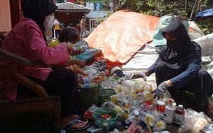 Emak-emak-di-Bergas-Ini-Jago-Sulap-Sampah-Jadi-Rupiah