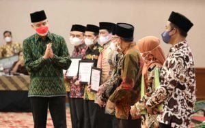 Ganjar-Hibahkan-281-Miliar-Untuk-Pengajar-Agama-di-Jateng