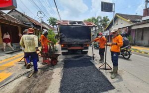 Ganjar-Pantau-Kerusakan-Jalan-Provinsi-Pakai-Aplikasi-Jalan-Cantik,-1