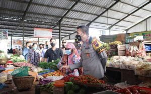 Kapolres-Semarang-AKBP-Yovan-Fatika-saat-mengecek-ketersediaan-bahan-pangan-di-Pasar-Kebondowo,-Banyubiru,