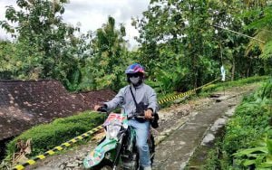 Karena-Tanah-Bergerak-dan-Curah-Hujan-Tinggi,-Jalan-Utama-Sukorejo-Suruh-Amblas