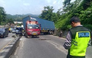 Kontainer-Muat-Belasan-Ton-Kapas-Terguling-di-Tanjakan-Tuntang