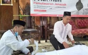 Modin-Ledok,-Ustadz-Nurcholis-Majid,-Ajari-Warga-Pelatihan-Pemulasaraan-Jenazah