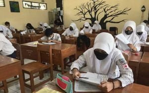 Pelajar-kelas-IX-SMP-Negeri-1-Bergas-sedang-melaksanakan-try-out-dalam-rangka-persiapan-ujian-kelulusan-sekolah