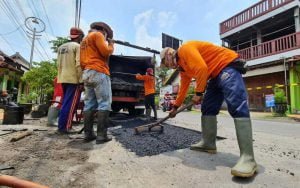 Pemprov-Jateng-saat-melakukan-perbaikan-jalan-yang-rusak-di-sejumlah-daerah