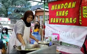 Rasmiati-pedagang-tempe-mendoan-di-Argoboga-Salatiga-saat-layani-pembeli
