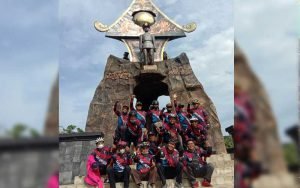 Rombongan-gowes-Birowo-saat-berpose-di-Alun-alun-Salatiga