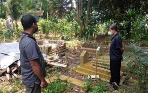 Warga-berada-di-kompleks-pemakaman-Nyi-Pedelingan,-Bukit-Kendeng,-Lonjong,-Ngampin-yang-rencananya-bakal-terkena-proyek-jalan-tol-Bawen-Yogyakarta