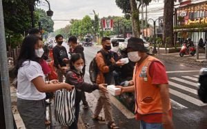 100-Paket-Takjil-Gratis,-Dibagikan-Umat-Nasrani-di-Salatiga