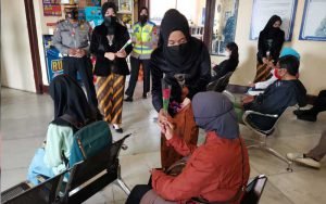 Belasan-Polwan-Salatiga-Layani-Pemohon-Sim-Dengan-Mengenakan-Pakaian-Adat
