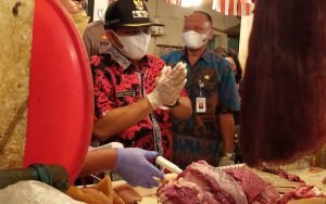 Bupati-Semarang-Ngesti-Nugraha-saat-mengecek-ketersediaan-dan-harga-bahan-pangan-di-Pasar-Bandarjo-Ungaran