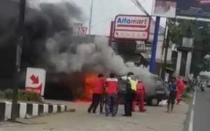 Diduga-Konsleting,-Mobil-Colt-T120-SS-Terbakar-Didepan-SPBU-Kopeng