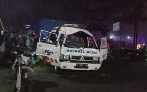 Diduga-Selip,-Mobil-Jenazah-Milik-RS,-Mengalami-Laka-Tunggal-di-Turunan-JLS