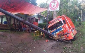 Diduga-Sopir-Mengantuk,-Sebuah-Truck-Mengalami-Kecelakaan-Tunggal-di-Tanjakan-Salip-Putih