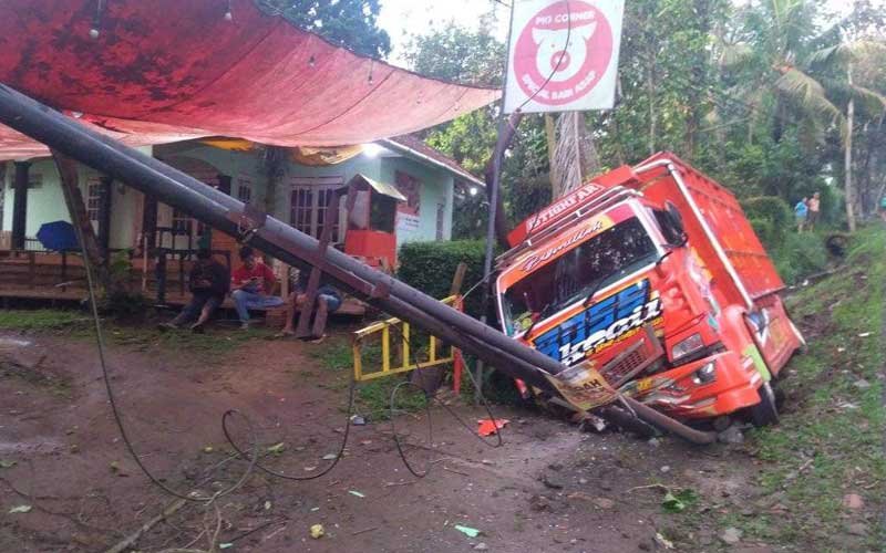 Diduga Sopir Mengantuk, Sebuah Truck Mengalami Kecelakaan Tunggal Di ...