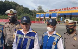 Gerbang-Tol-Kalikangkung-Menjadi-Titik-Krusial-Kepadatan-Kendaraan