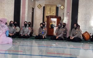 Isi-Kegiatan-Ramadhan,--Belasan-Polwan-Salatiga-Berlatih-Rebana