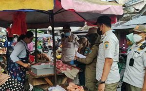 Jelang-Lebaran,-Tim-Gabungan-Satpol-PP-dan-Dispantan-Lakukan-Razia-Daging-Gelonggongan-dipasar-Tradisional-Salatiga