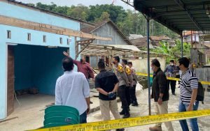 Kapolres-Semarang-AKBP-Yovan-Fatika-meninjau-lokasi-ledakan-mercon-di-Desa-Lanjan,-Sumowono
