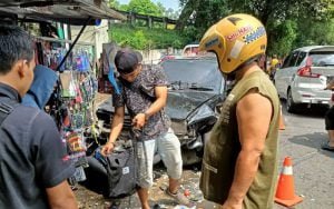 Mobil-Tabrak-Tiga-Motor-Di-Depan-SMA-Teuku-Umar-Semarang,-Tiga-Orang-Dilarikan-Ke-Rumah-Sakit