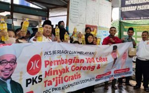 Peringati-Milad-ke-20,-PKS-Sidomukti-Bagikan-100-Liter-Minyak-Goreng