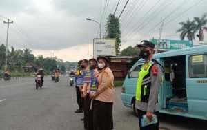 Pramuli-Kwarran-Tengaran,-Dampingi-Polisi-Atur-Lalin-Selama-Arus-Mudik-dan-Lebaran