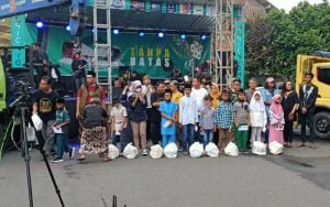 Puluhan-Komunitas-Gelar-Ajang-Road-Show-On-The-Truck,-dan-Bagikan-Paket-Sembako-di-Halaman-Gedung-Korpri-Kridanggo