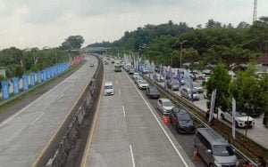 Rest-Area-Penuh,-Ratusan-Pemudik-Parkir-di-Sepanjang-Bahu-Jalan-Tol