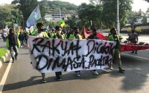 Ribuan-Mahasiswa-Semarang-Long-March-Ke-Gedung-Provinsi-Jateng-Sampaikan-Permasalahan-Rakyat