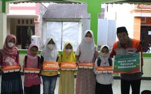 Rumah-Zakat-Salurkan-Paket-Buka-Puasa-Bagi-Santri-TPQ-Nurul-Islam