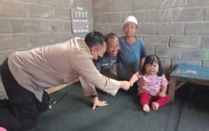 SIAGA,-Aksi-Kapolres-Salatiga-Kunjungi-Warga-Sakit-dan-Kurang-Mampu,-Mulai-Pijit-hingga-Beri-Sembako