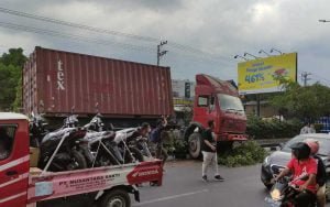 Truk-Kontainer-Tabrak-Pembatas-Jalan-Di-Majapahit-Semarang,-Arus-Lalulintas-Alami-Kemacetan